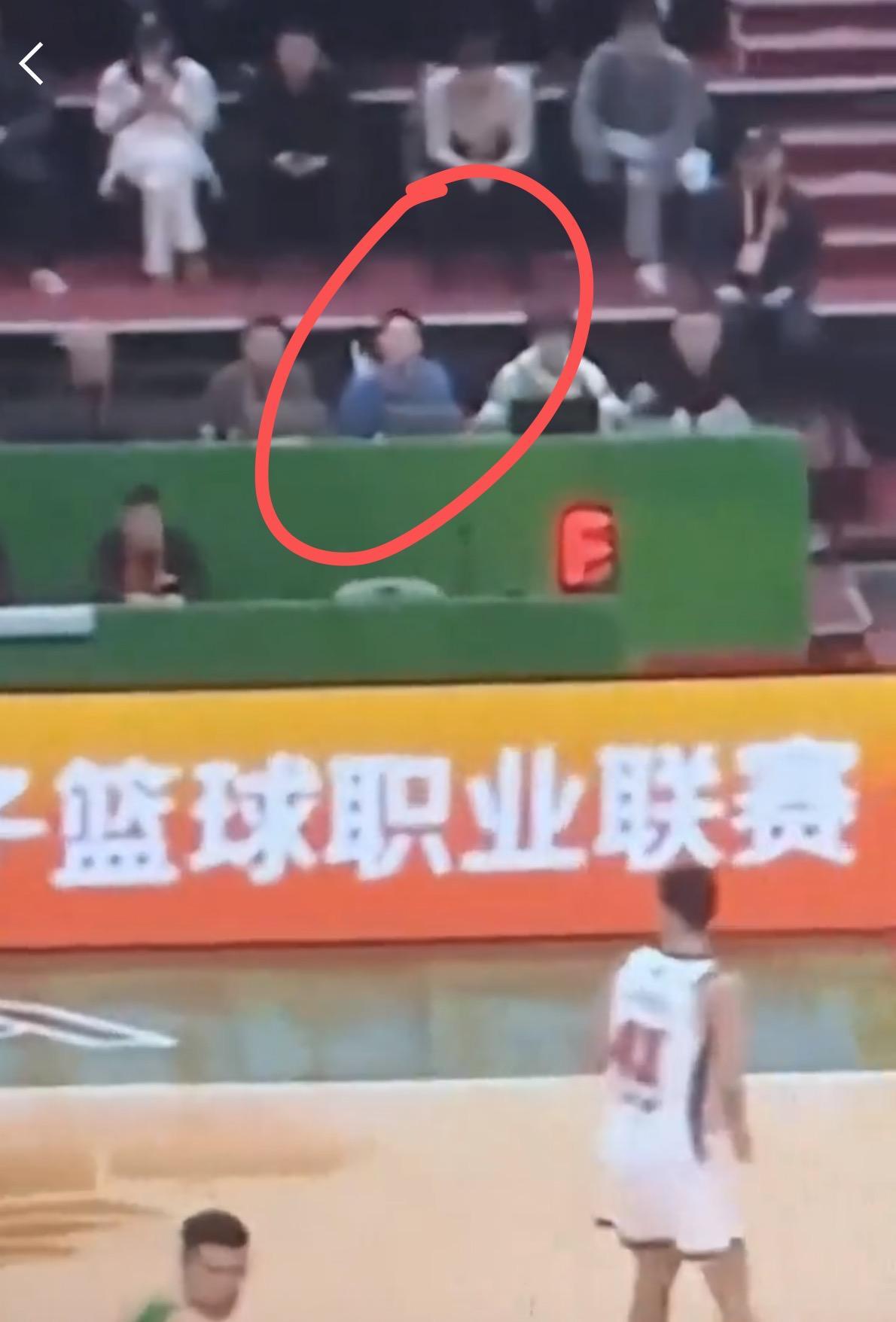 开云赛事运营官方-付豪撞飞徐杰，辽篮技术台竟带头鼓掌？焦泊乔还被辽篮球迷辱骂